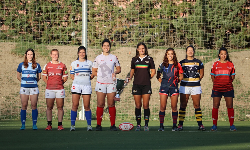 Mujeres jugando rugby