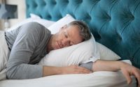 hombre durmiendo en su cama olympia