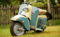 motoneta vintage color beige y azul