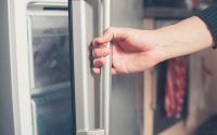 persona abriendo puerta de la refrigeradora