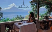 Comensal en Restaurant en Lago de Atitlán Guatemala