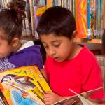 tres niños leyendo